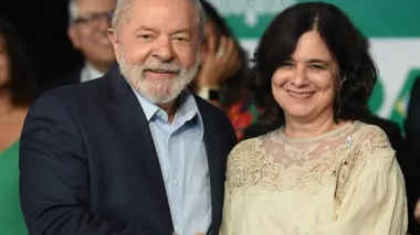 Ministra da Saúde Nísia Trindade assina resolução a favor da legalização do aborto e da maconha no Brasil