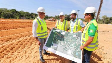 Wilson Lima vistoria obras de construção do Complexo Viário Anel Leste