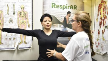 Paciente diagnosticada com Lúpus volta a andar após tratamento no programa RespirAR
