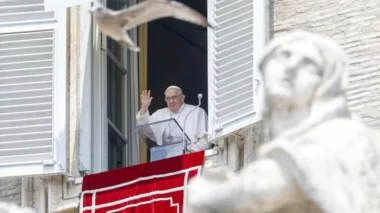 Papa diz a mulher trans que “Deus nos ama como somos”