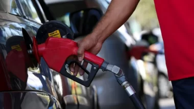 Gasolina cai em todo o país, a R$ 5,55, menos em Manaus: R$ 6,29