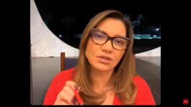 Janja repreende internautas que cobram piso da enfermagem