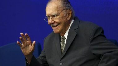 Sarney sofre acidente doméstico e é internado no Maranhão