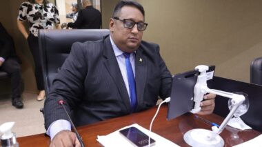 PL de Ivo Neto que estabelece critérios para impedir evasão escolar avança na Câmara Municipal de Manaus
