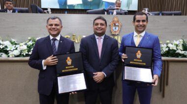 Procurador Alberto Rodrigues Jr. e Defensor Ricardo Paiva recebem título de Cidadão de Manaus na CMM