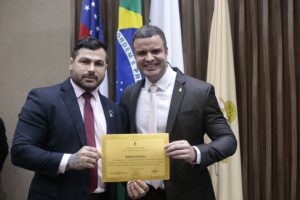 Leia mais sobre o artigo Capitão Carpê entrega ao delegado Rodrigo de Sá diploma em homenagem aos 101 da Polícia Civil da Amazonas