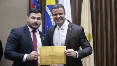 Capitão Carpê entrega ao delegado Rodrigo de Sá diploma em homenagem aos 101 da Polícia Civil da Amazonas