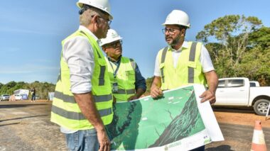 Wilson Lima vistoria obra de reforma e ampliação da AM-352 e destaca importância da rodovia para economia da região