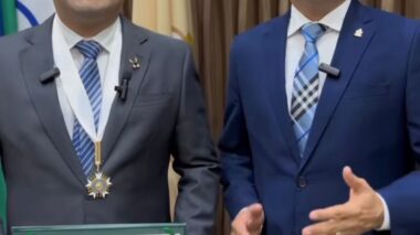 Jender Lobato, presidente do Boi Caprichoso, recebe da Câmara Municipal de Manaus – a Medalha de Ouro ‘Cidade de Manaus’