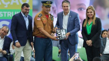 Governo do Amazonas entrega mais de 600 livros à escola bilíngue de francês da rede estadual