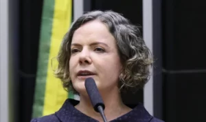 Leia mais sobre o artigo Gleisi ataca Judiciário por multar deputado do PSOL em R$ 1 milhão