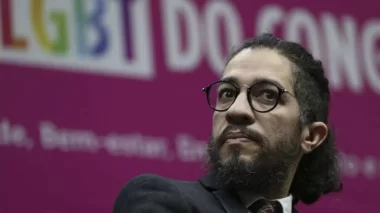 Justiça manda Jean Wyllys excluir post contra empresário bolsonarista 