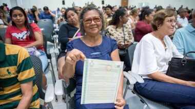 “Hoje eu posso dizer que a terra é nossa”, diz moradora que recebeu título definitivo de propriedade do Governo do Amazonas