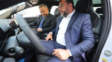 Wilson Lima reúne com representantes de empresa de veículos elétricos e destaca importância da transição para transportes sustentáveis