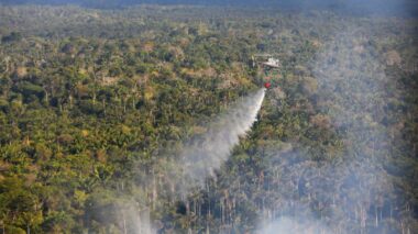 Na região metropolitana, o Governo do Amazonas intensifica combate às queimadas com apoio da Marinha