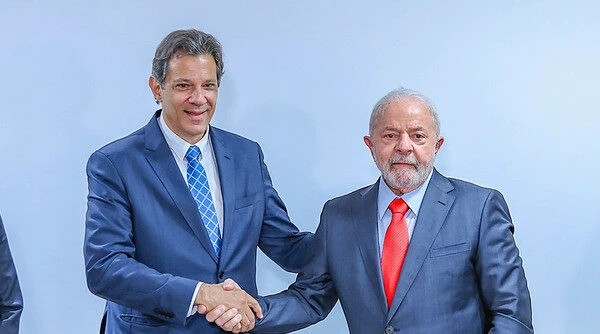 Você está visualizando atualmente Lula parabeniza Fernando Haddad pelo trabalho na Fazenda