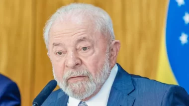 Lula diz que não forçará apps a assinar carteira dos entregadores