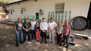 Deputado Delegado Péricles entrega equipamentos de Casas de Farinha Higiênicas para comunidades de Envira
