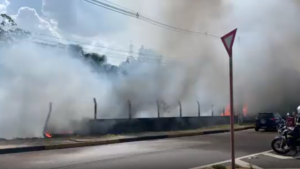 Leia mais sobre o artigo Incêndio atinge vegetação e se espalha pela Avenida das Torres