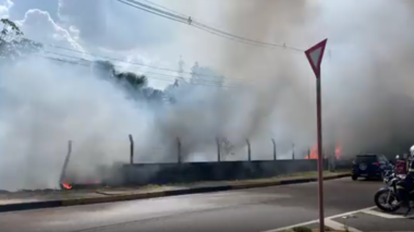 Incêndio atinge vegetação e se espalha pela Avenida das Torres