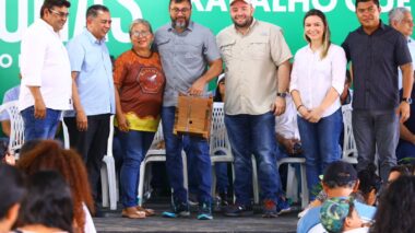 Governo do Amazonas entrega fomento a produtores rurais de Rio Preto da Eva