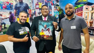 Ivo Neto recebe da diretoria da Escola de Samba Impérios do Havaí arte oficial do Enredo 2024
