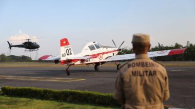 Governo do Amazonas recebe suporte de aeronaves para intensificar combate às queimadas
