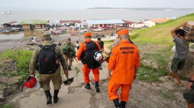 Governo do Amazonas atende moradores da comunidade de Beruri após desbarrancamento