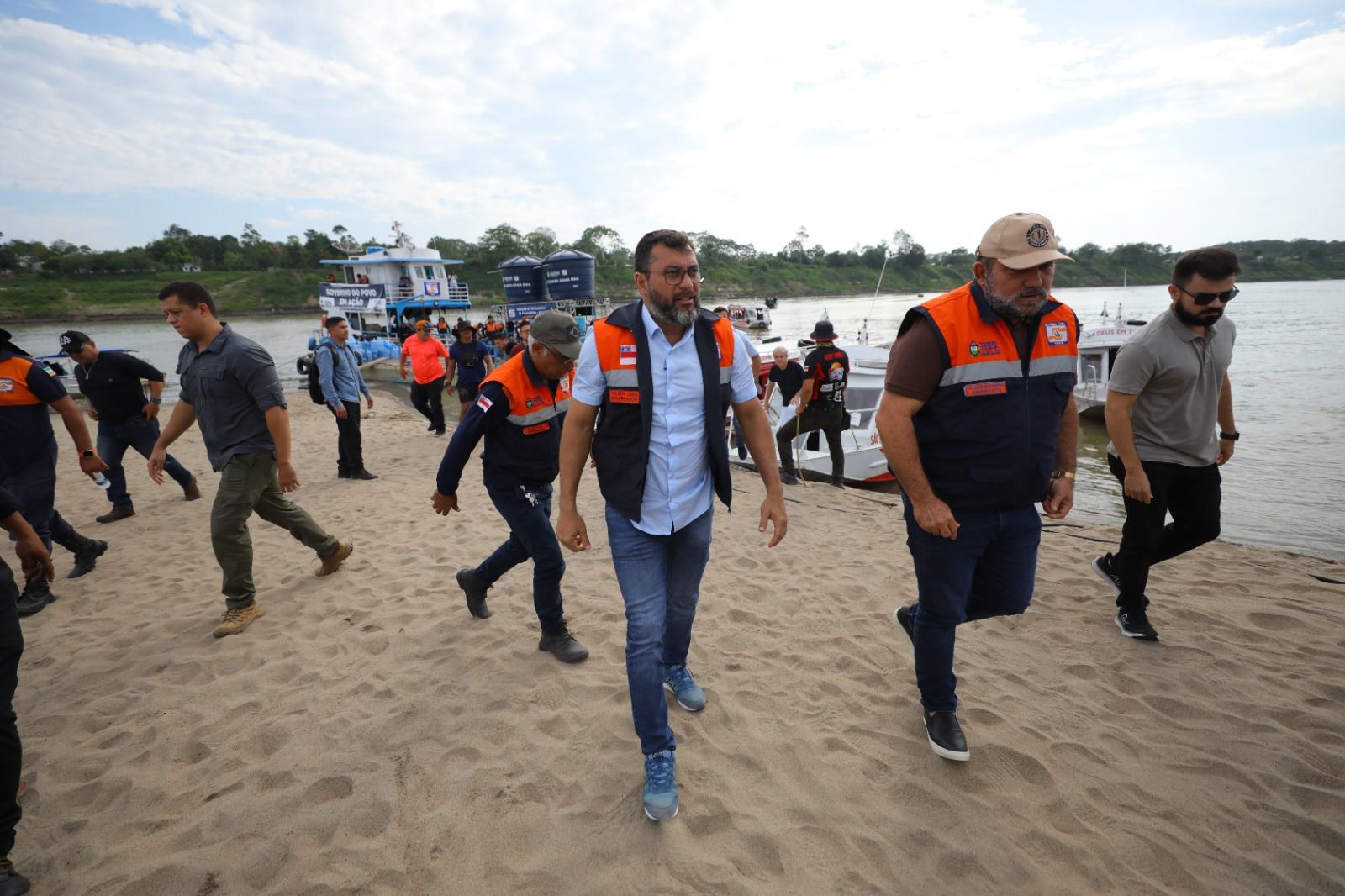No momento, você está visualizando Governador Wilson Lima coordena ajuda humanitária para mais de mil famílias afetadas pela estiagem em Tefé