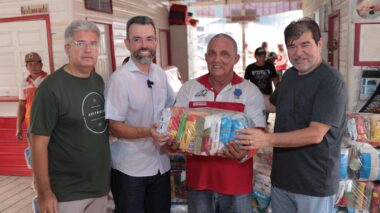 Peixoto participa da entrega de cestas básicas em parceria com a Prefeitura de Manaus