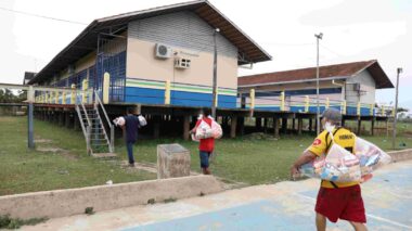 Governo do Amazonas retoma o Merenda em Casa e alunos impactados pela estiagem recebem alimentos
