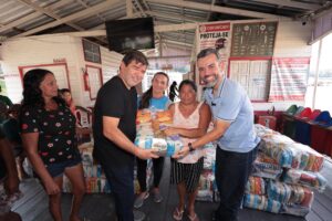 Leia mais sobre o artigo Em nova ação, com o apoio da Prefeitura de Manaus, Peixoto entrega cestas básicas a moradores de comunidades ribeirinhas da capital