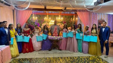 “Onde quer que vocês estejam, ajude pessoas a realizarem seus sonhos” declara Ivo Neto, em festa de debutantes