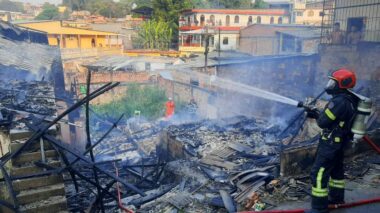 Em ação rápida, Corpo de Bombeiros impede propagação de incêndio para cinco casas no bairro Japiim