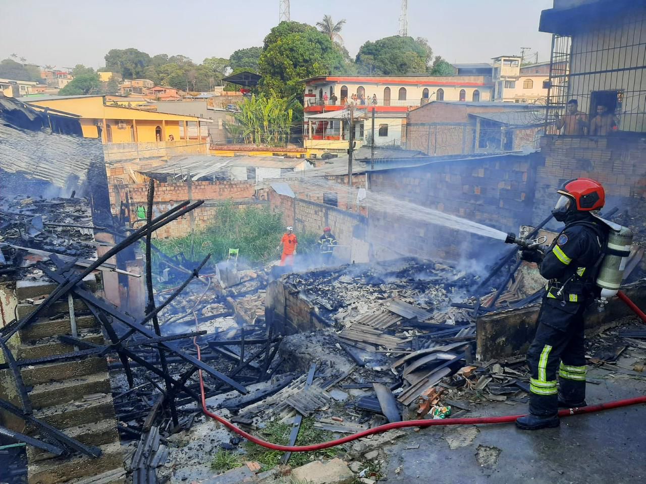 Você está visualizando atualmente Em ação rápida, Corpo de Bombeiros impede propagação de incêndio para cinco casas no bairro Japiim