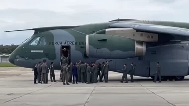 Chega ao Brasil voo da FAB com 7º grupo de brasileiros repatriados