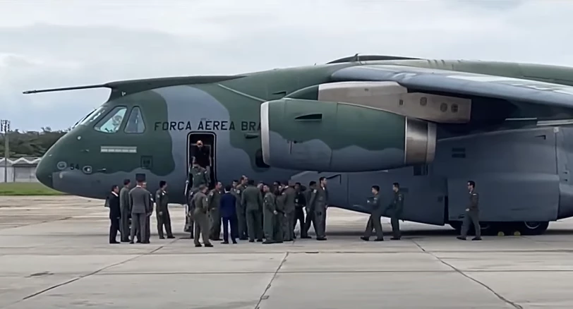 Você está visualizando atualmente Chega ao Brasil voo da FAB com 7º grupo de brasileiros repatriados