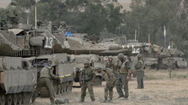 Israel diz ter retomado controle de terras e corta comida em Gaza