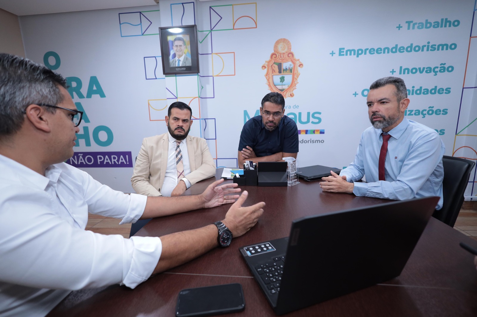 No momento, você está visualizando Em reunião com secretarias, Peixoto debate ações que projetem tecnologia e negócios, em Manaus