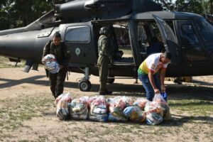 Leia mais sobre o artigo Governo do Amazonas atua no apoio logístico da ajuda humanitária para comunidades ribeirinhas de Alvarães