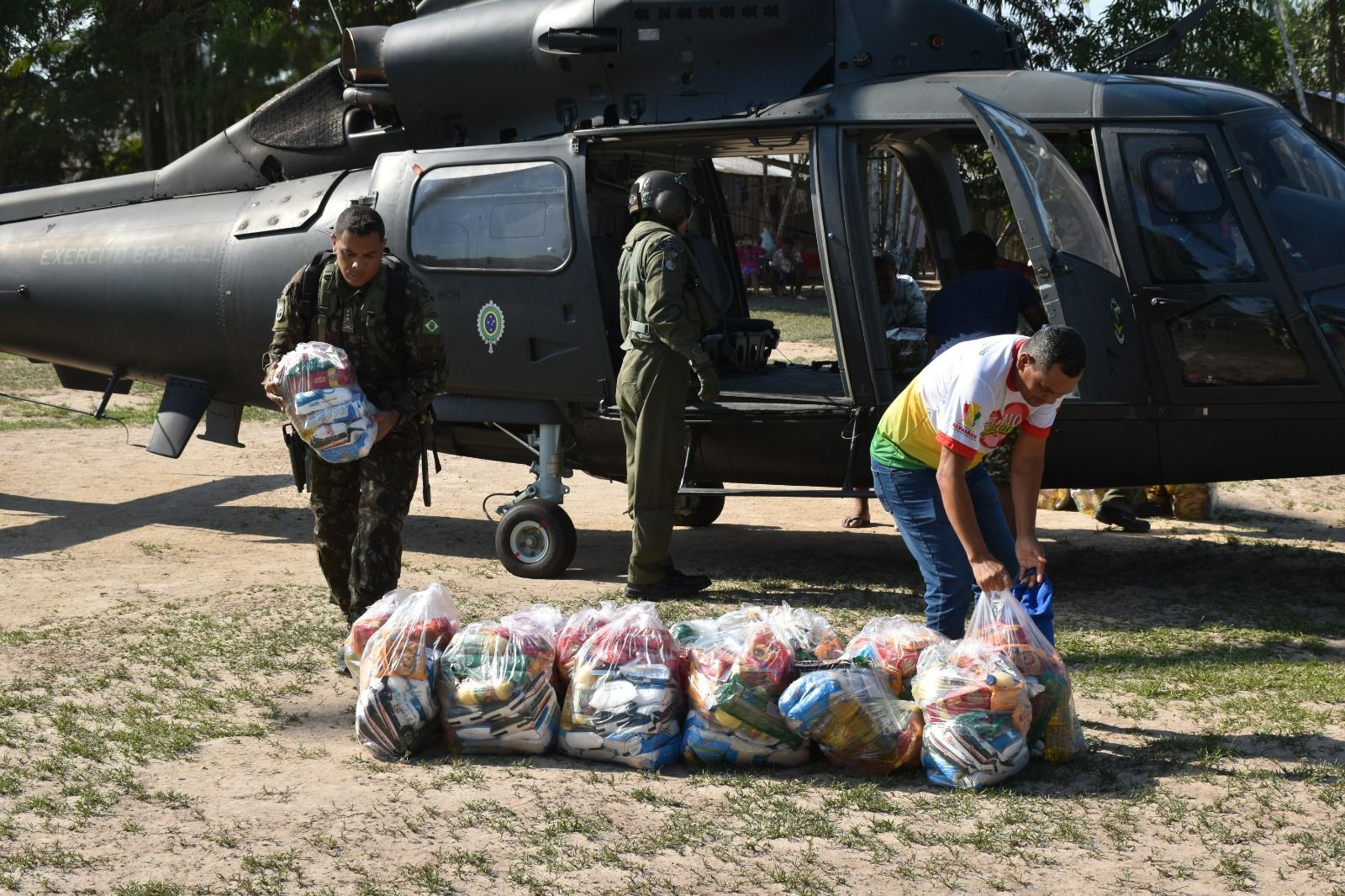 Você está visualizando atualmente Governo do Amazonas atua no apoio logístico da ajuda humanitária para comunidades ribeirinhas de Alvarães