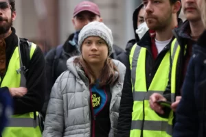 Leia mais sobre o artigo Ativista Greta Thunberg é detida durante protesto em Londres