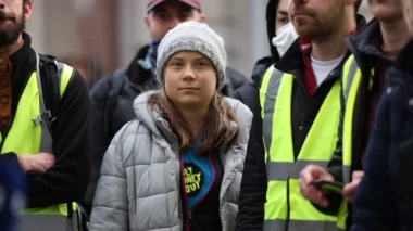 Ativista Greta Thunberg é detida durante protesto em Londres