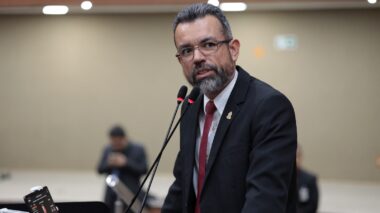 Peixoto leva denúncia de poluição sonora a tribuna da Câmara Municipal