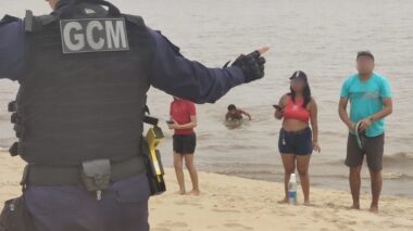 Espia: Mesmo Com 30 Placas Proibindo, Banhistas São Retirados Dentro Das Águas Na Ponta Negra
