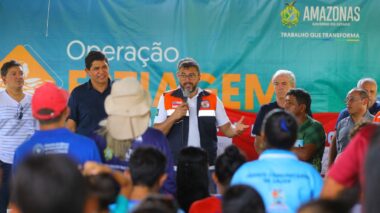 Governo do Amazonas entrega cestas básicas e kits do “Merenda em Casa” a famílias afetadas pela estiagem em Parintins