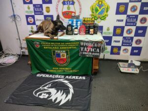 Leia mais sobre o artigo Base Arpão: Com apoio do cão de faro para narcótico, polícia apreende 40kg de pasta-base de cocaína em mesas de marcenaria em Coari