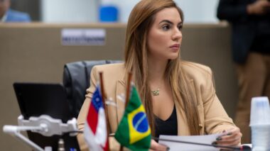 Deputada Débora Menezes (PL-AM) apresenta projeto de lei visando garantir a autonomia na vacinação de crianças de 0 a 5 anos contra a Covid-19.