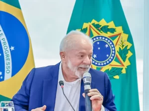 Leia mais sobre o artigo Lula diz que feriados aos sábados farão PIB aumentar em 2024