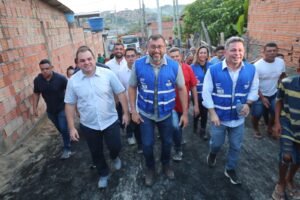 Leia mais sobre o artigo Asfalta Amazonas: Governador Wilson Lima vistoria início de obras de recuperação viária na comunidade Coliseu I, na zona leste de Manaus